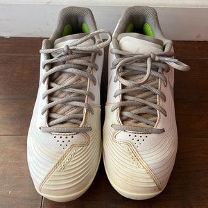 Metal softball cleats